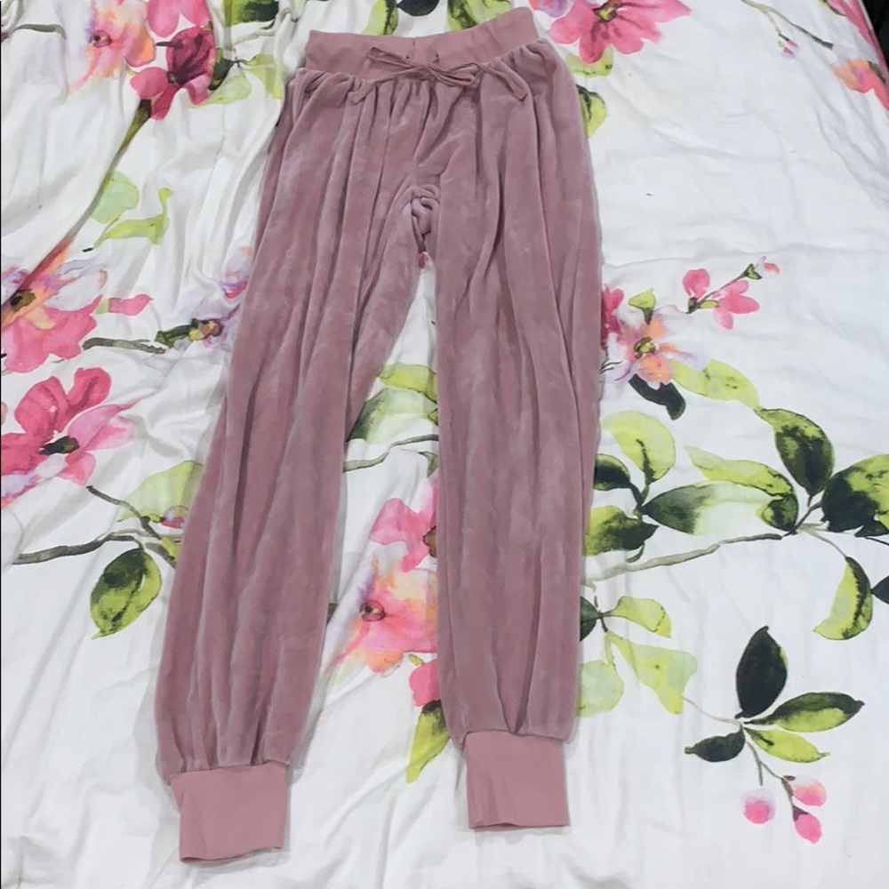 The most comfortable pink joggers everrrr🌟